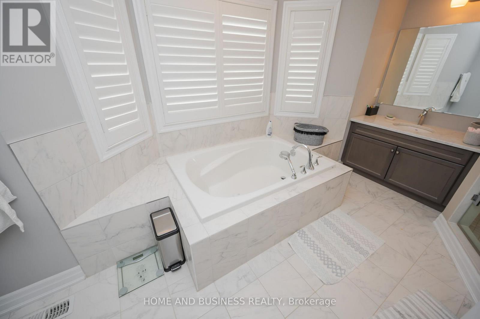 3357 Mintwood Circle, Oakville, Ontario  L6H 0N6 - Photo 15 - W12448216