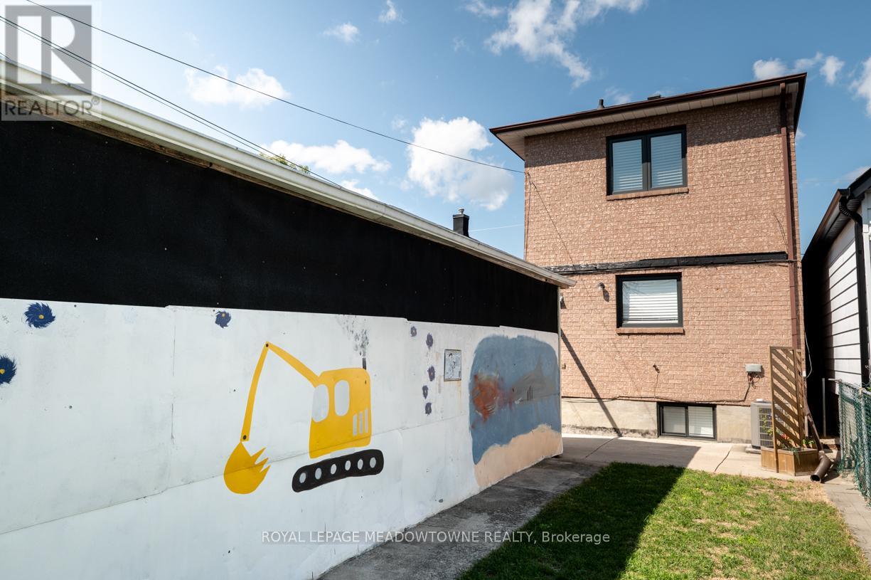 17 Kersdale Avenue, Toronto (Keelesdale-Eglinton West), Ontario  M6M 1C9 - Photo 36 - W12448228