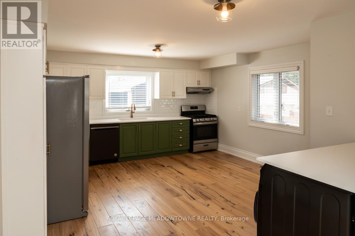 17 Kersdale Avenue, Toronto (Keelesdale-Eglinton West), Ontario  M6M 1C9 - Photo 9 - W12448228