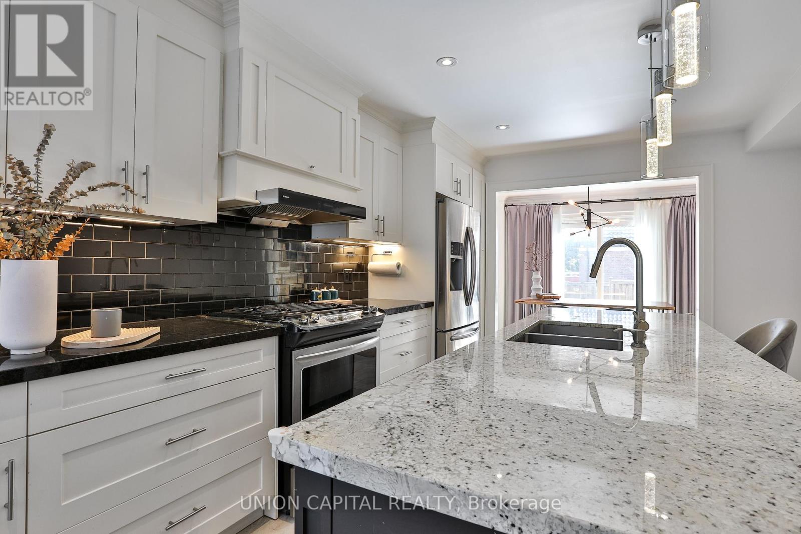 168 Kingsbridge Garden Circle, Mississauga (Hurontario), Ontario  L5R 1T5 - Photo 11 - W12448266