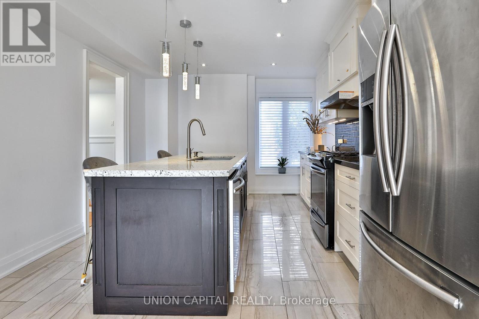 168 Kingsbridge Garden Circle, Mississauga (Hurontario), Ontario  L5R 1T5 - Photo 12 - W12448266