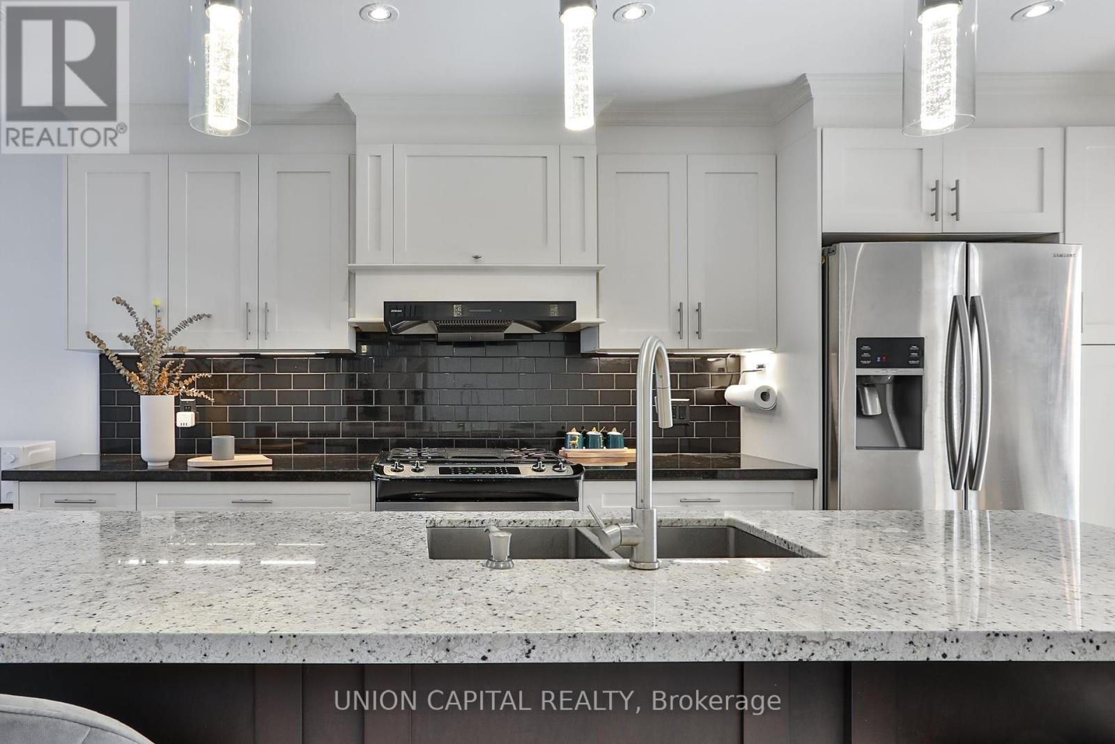 168 Kingsbridge Garden Circle, Mississauga (Hurontario), Ontario  L5R 1T5 - Photo 14 - W12448266
