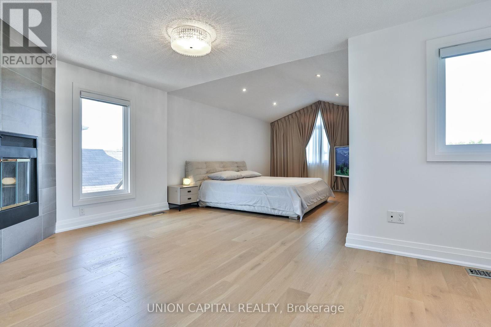 168 Kingsbridge Garden Circle, Mississauga (Hurontario), Ontario  L5R 1T5 - Photo 17 - W12448266