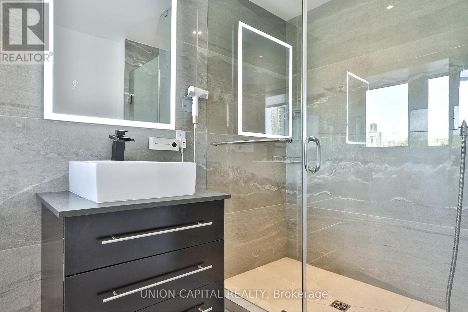 168 Kingsbridge Garden Circle, Mississauga (Hurontario), Ontario  L5R 1T5 - Photo 19 - W12448266
