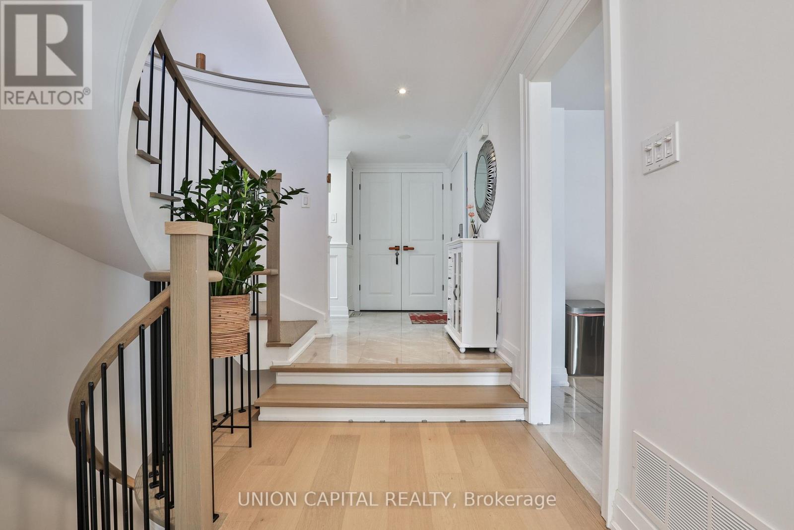 168 Kingsbridge Garden Circle, Mississauga (Hurontario), Ontario  L5R 1T5 - Photo 4 - W12448266