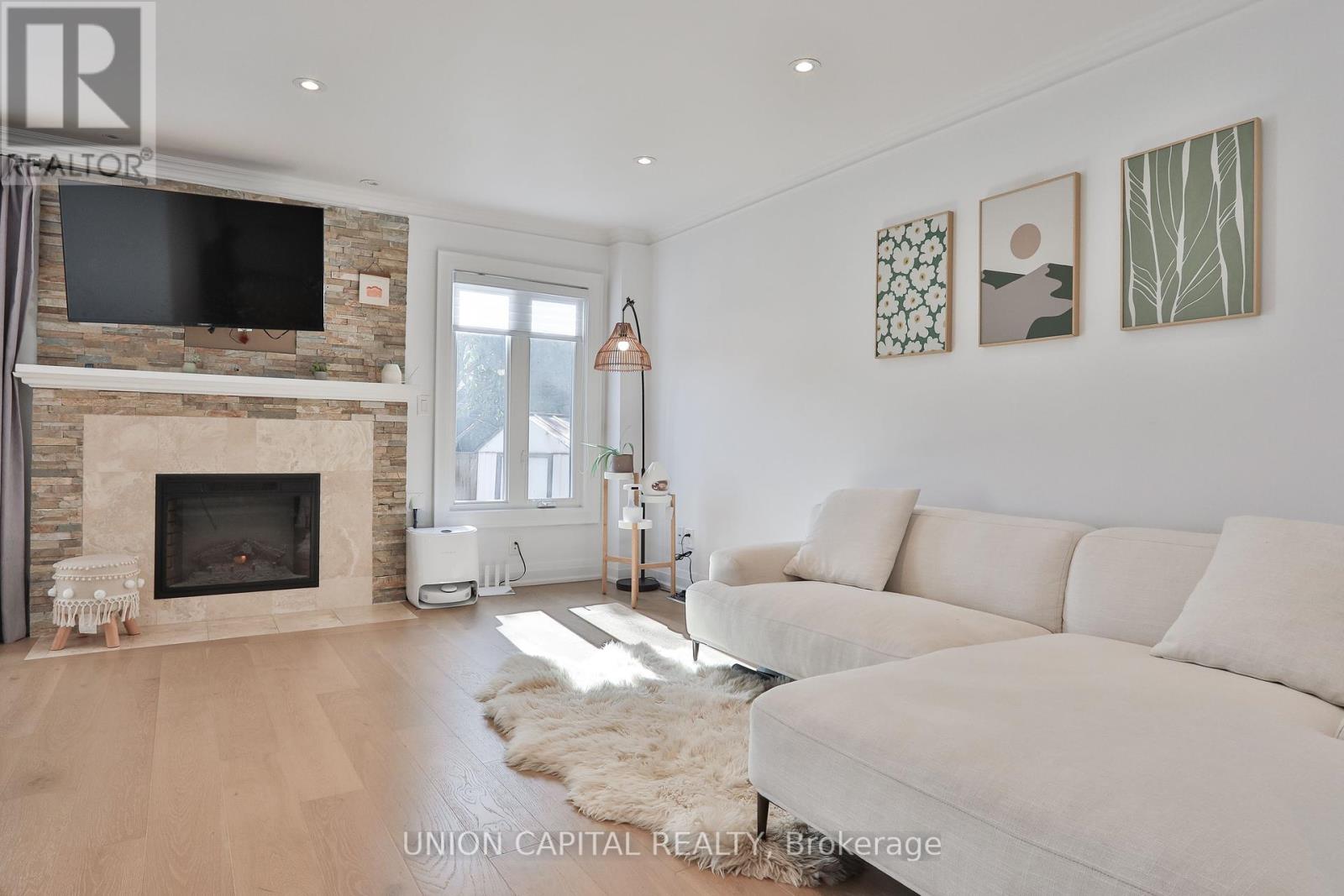 168 Kingsbridge Garden Circle, Mississauga (Hurontario), Ontario  L5R 1T5 - Photo 5 - W12448266