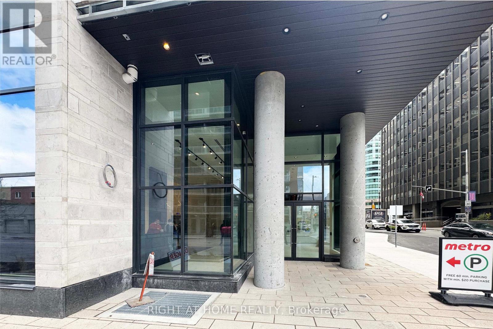 404 - 180 George Street, Ottawa, Ontario  K1N 0G8 - Photo 2 - X12448274