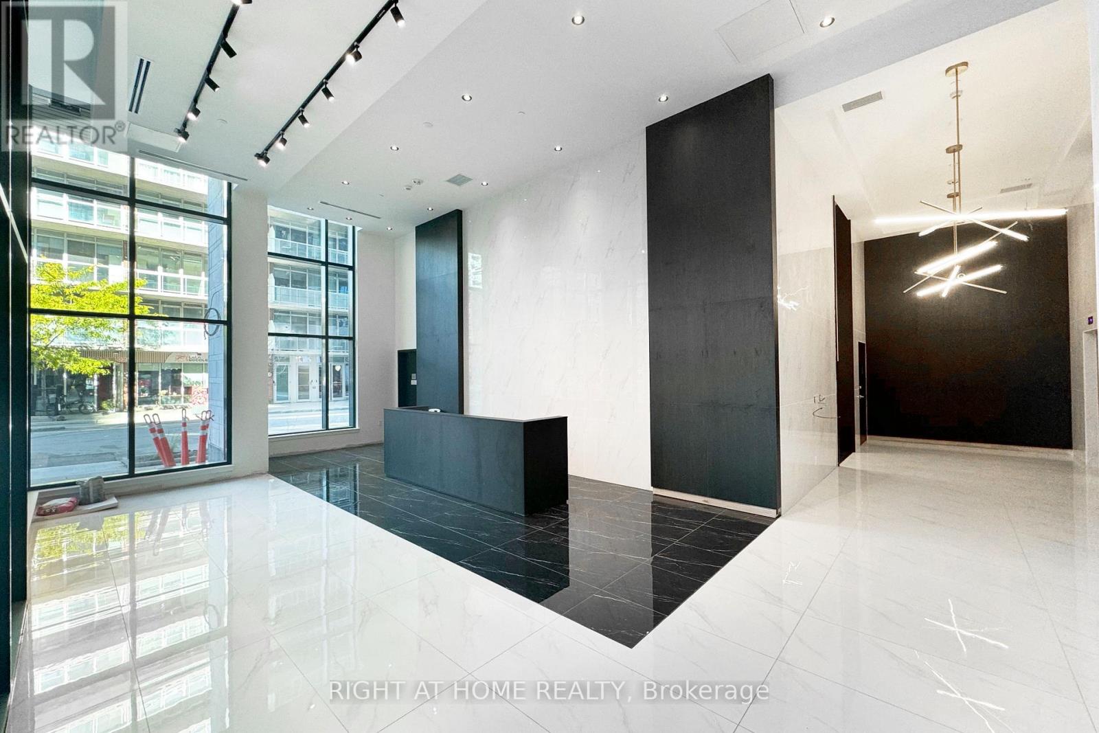 404 - 180 George Street, Ottawa, Ontario  K1N 0G8 - Photo 4 - X12448274