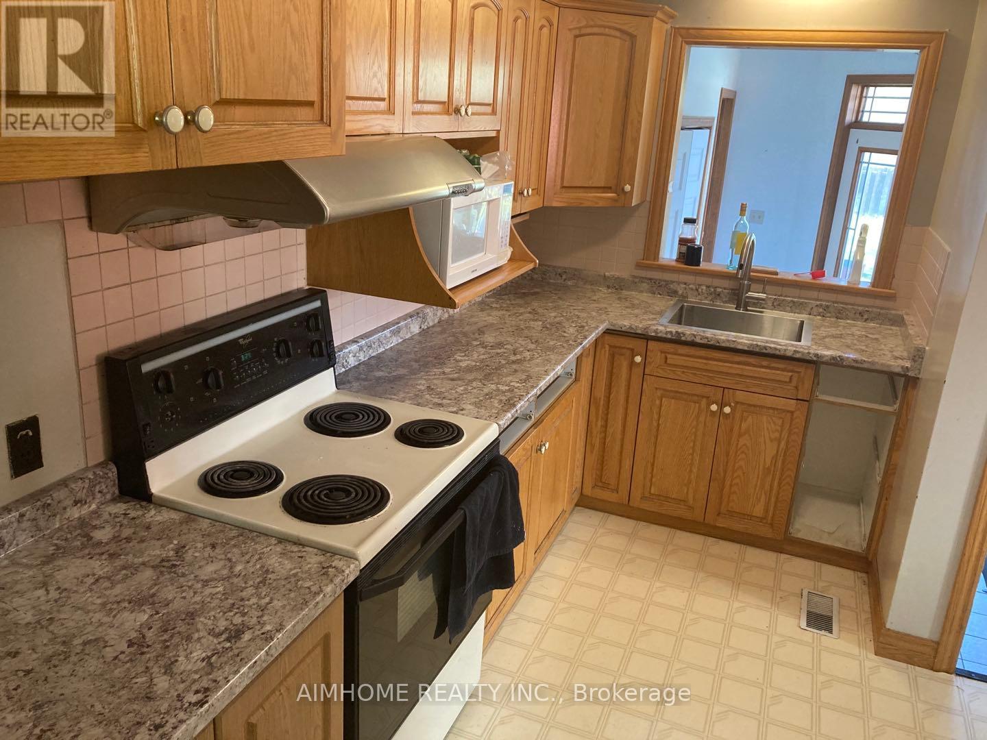76 Elgin Crescent, Waterloo, Ontario  N2J 2S2 - Photo 4 - X12448209