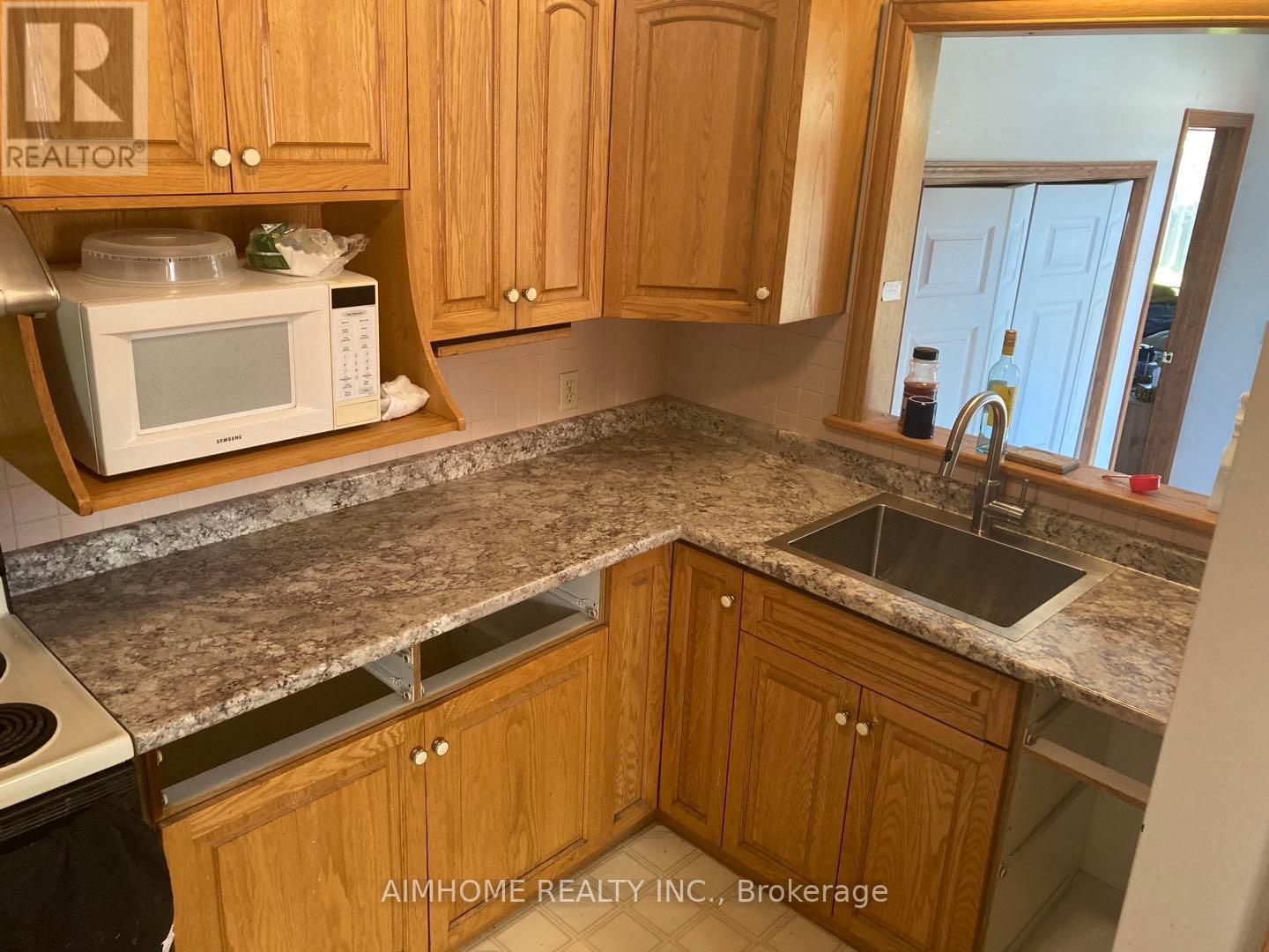 76 Elgin Crescent, Waterloo, Ontario  N2J 2S2 - Photo 6 - X12448209