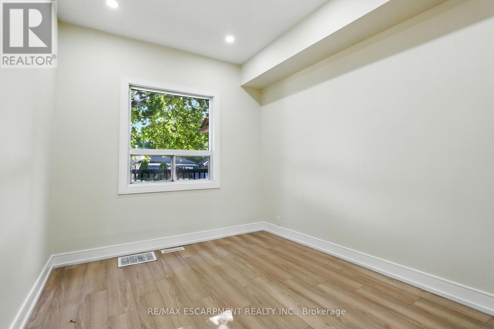 9 Alice Street, Hamilton (Crown Point), Ontario  L8H 4R5 - Photo 11 - X12448214