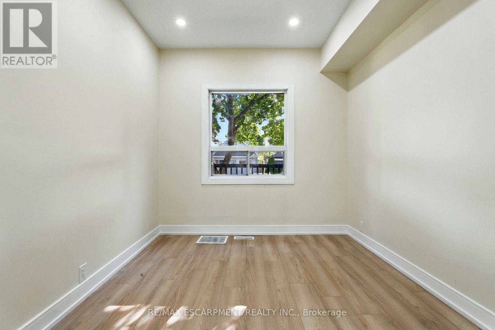 9 Alice Street, Hamilton (Crown Point), Ontario  L8H 4R5 - Photo 12 - X12448214