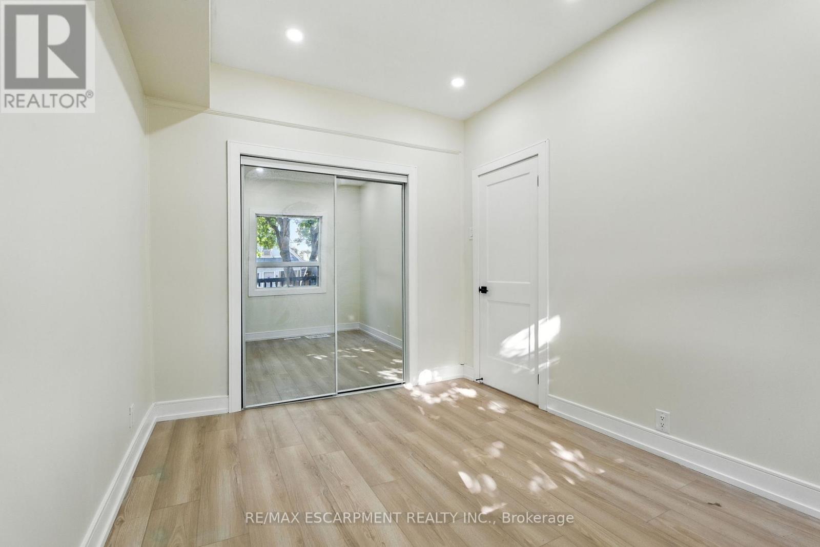 9 Alice Street, Hamilton (Crown Point), Ontario  L8H 4R5 - Photo 13 - X12448214