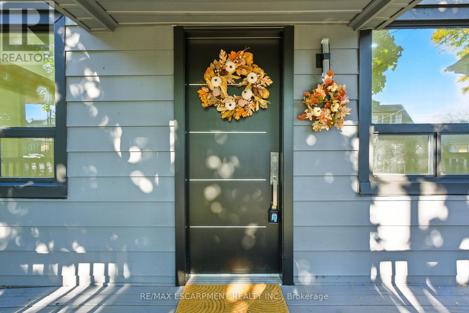 9 Alice Street, Hamilton (Crown Point), Ontario  L8H 4R5 - Photo 3 - X12448214