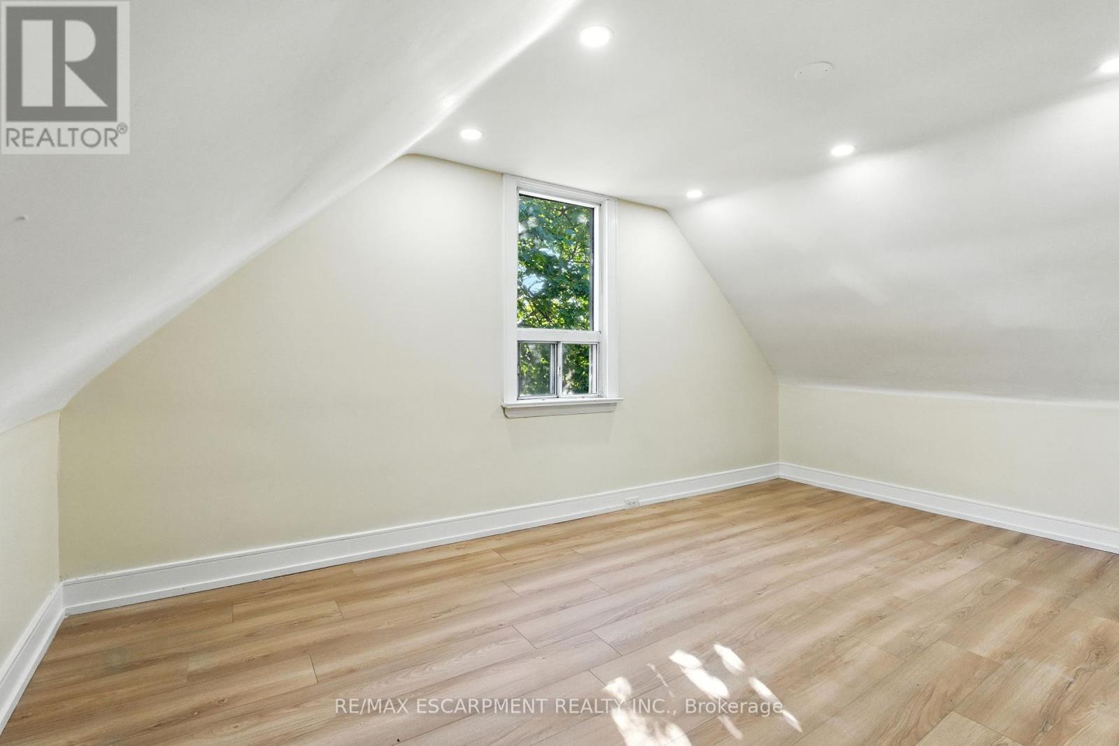 9 Alice Street, Hamilton (Crown Point), Ontario  L8H 4R5 - Photo 32 - X12448214