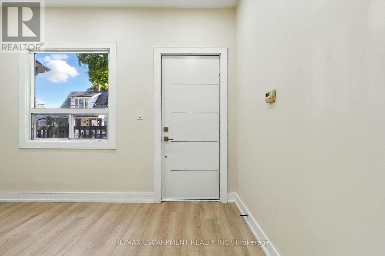 9 Alice Street, Hamilton (Crown Point), Ontario  L8H 4R5 - Photo 5 - X12448214