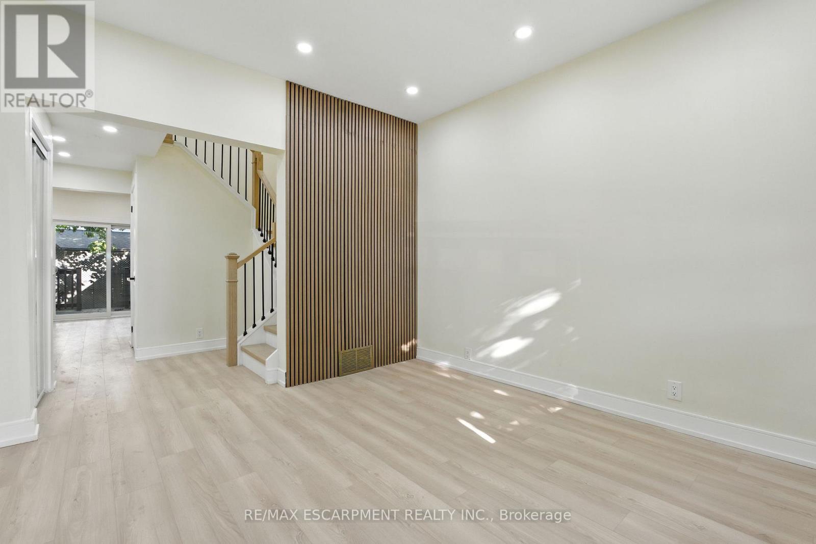 9 Alice Street, Hamilton (Crown Point), Ontario  L8H 4R5 - Photo 7 - X12448214