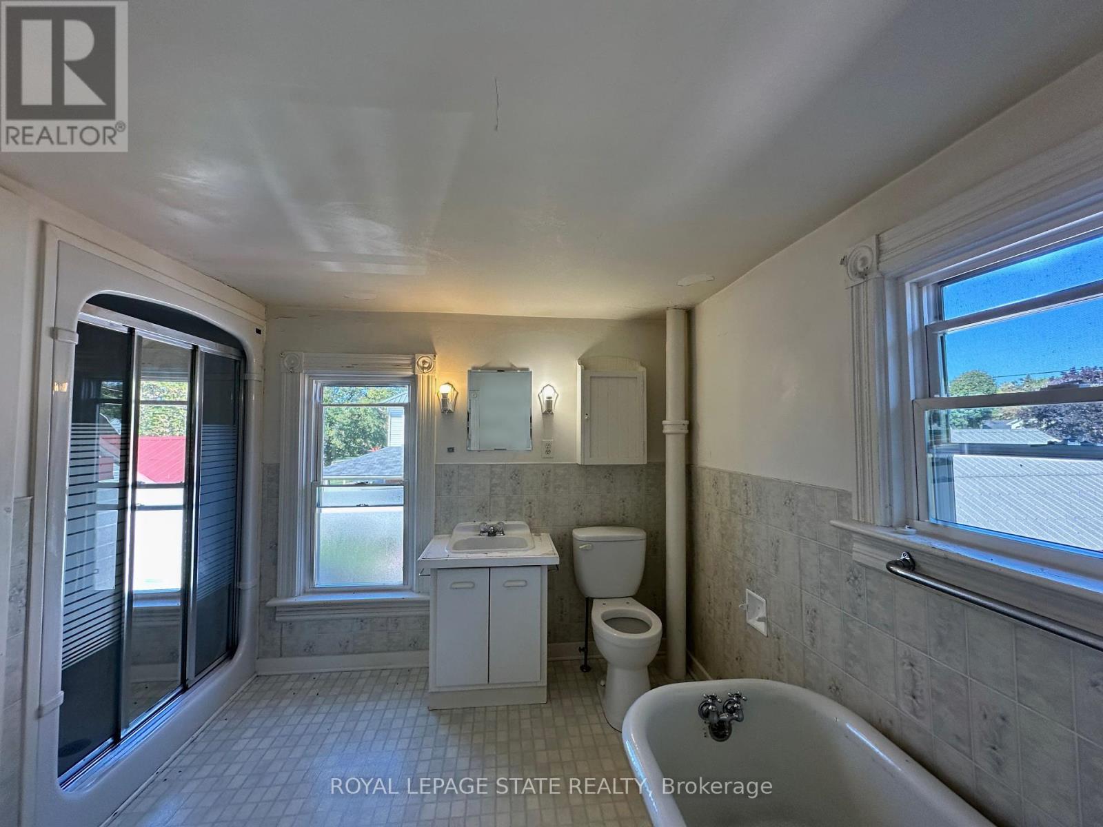541 Broad Street E, Haldimand (Dunnville), Ontario  N1A 1G7 - Photo 22 - X12448235