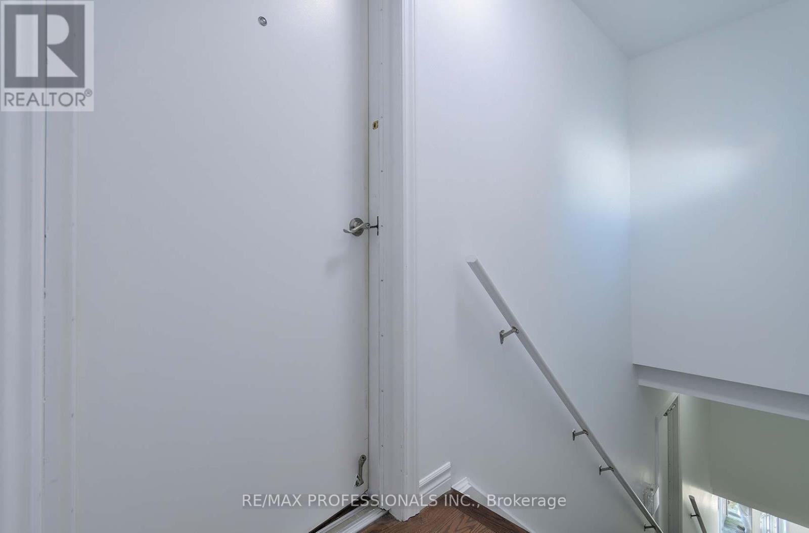 945 Logan Avenue, Toronto, Ontario  M4K 3E3 - Photo 17 - E12447114