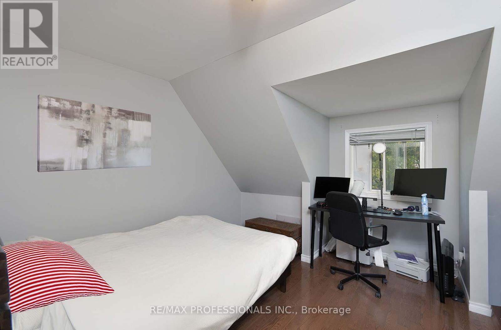 945 Logan Avenue, Toronto, Ontario  M4K 3E3 - Photo 22 - E12447114