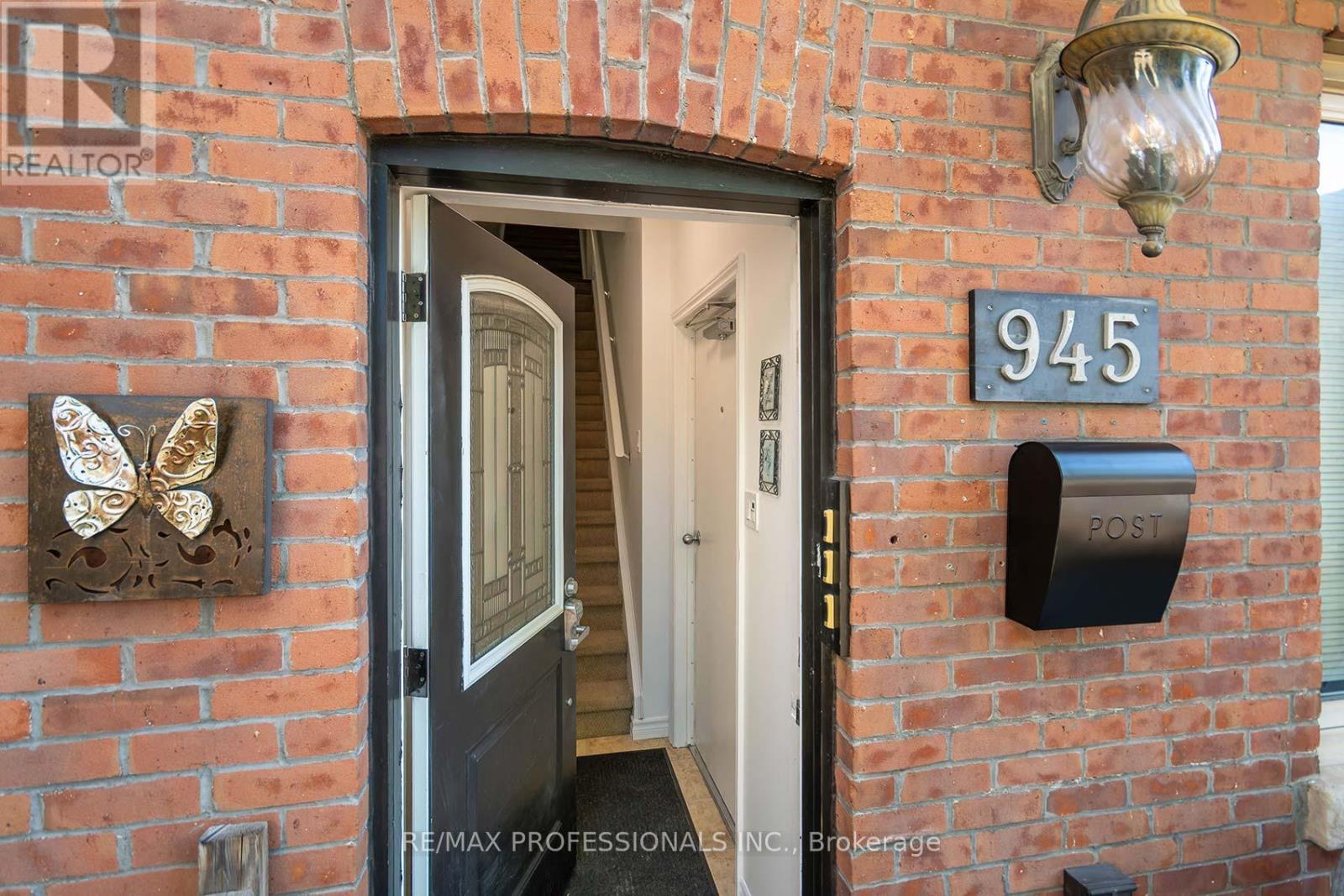 945 Logan Avenue, Toronto, Ontario  M4K 3E3 - Photo 3 - E12447114