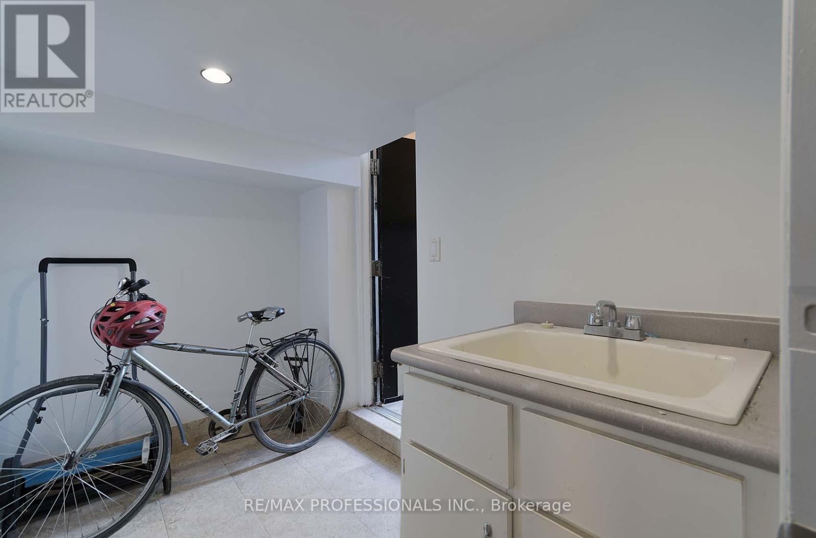 945 Logan Avenue, Toronto, Ontario  M4K 3E3 - Photo 33 - E12447114
