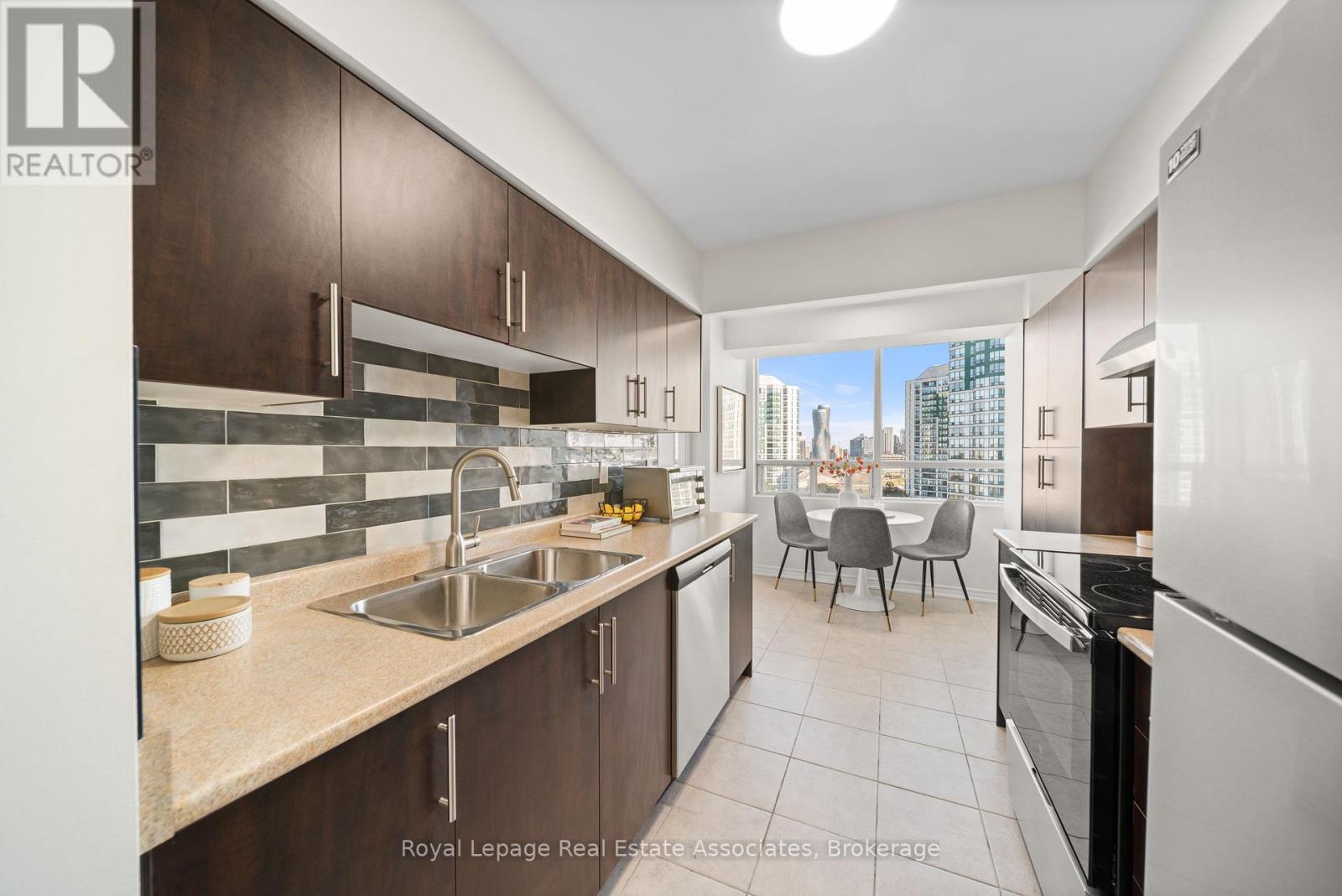 1206 - 50 Kingsbridge Garden Circle, Mississauga (Hurontario), Ontario  L5R 1Y2 - Photo 11 - W12448276