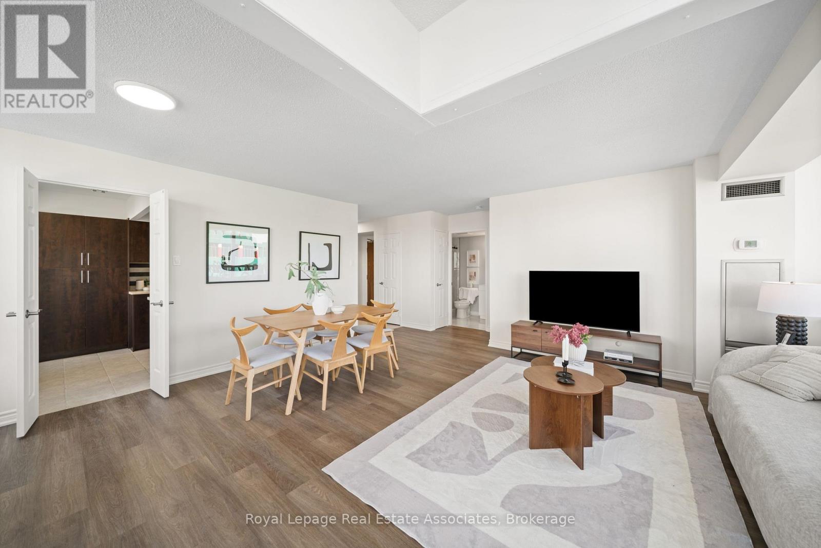 1206 - 50 Kingsbridge Garden Circle, Mississauga (Hurontario), Ontario  L5R 1Y2 - Photo 5 - W12448276