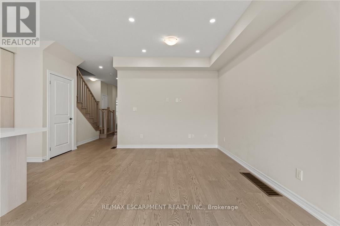 8 Linden Park Lane, Hamilton (Hill Park), Ontario  L9A 1Y1 - Photo 11 - X12448284