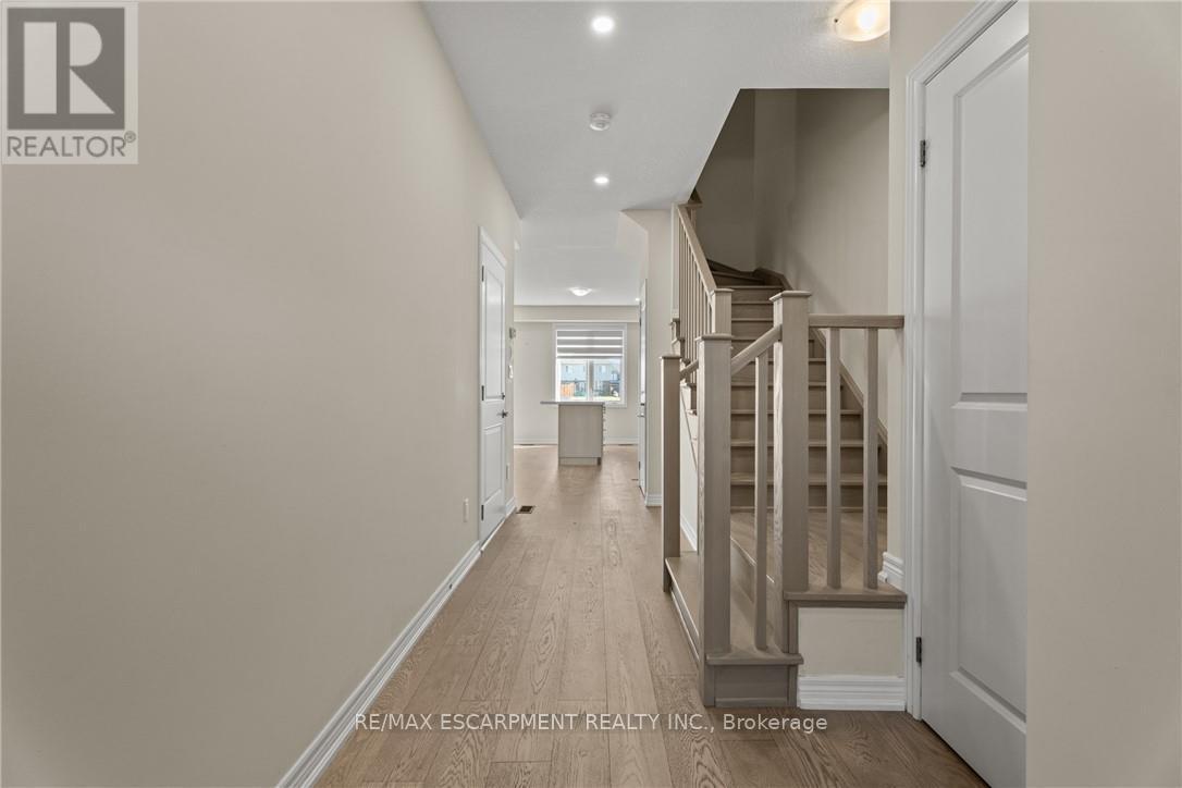 8 Linden Park Lane, Hamilton (Hill Park), Ontario  L9A 1Y1 - Photo 12 - X12448284