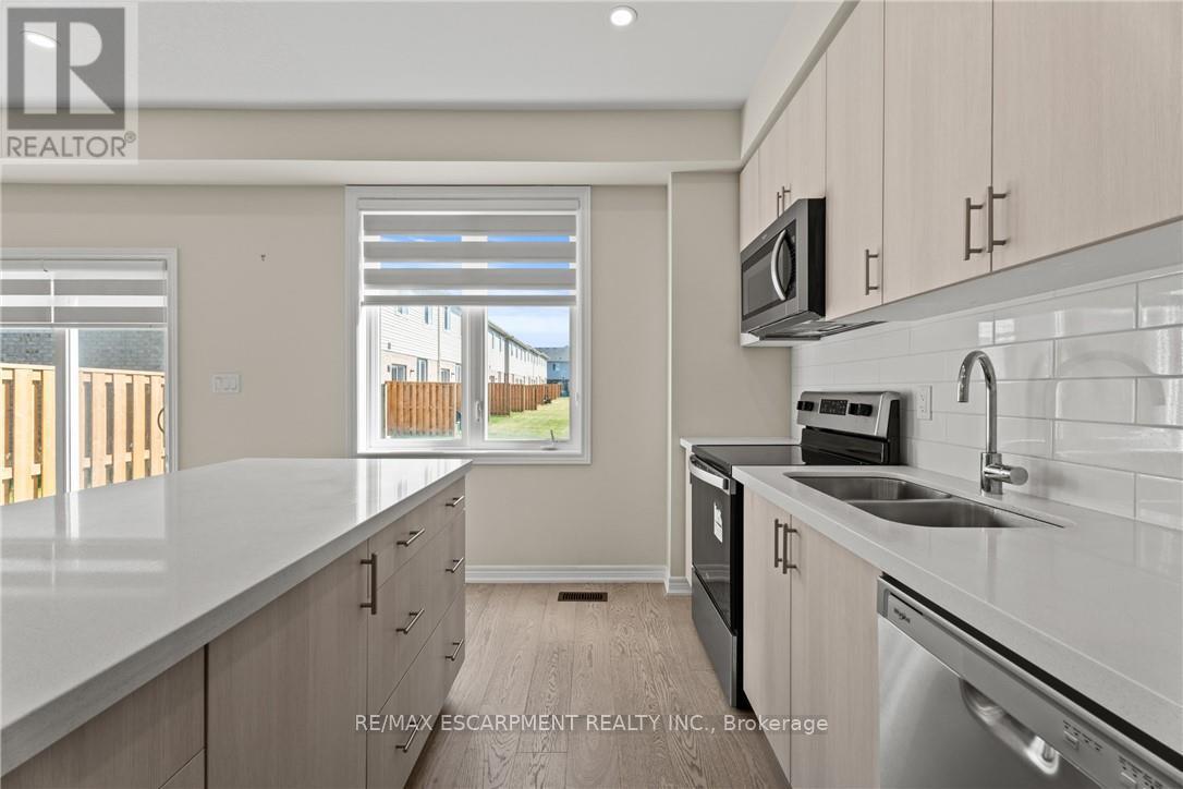 8 Linden Park Lane, Hamilton (Hill Park), Ontario  L9A 1Y1 - Photo 6 - X12448284