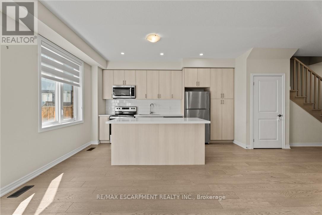 8 Linden Park Lane, Hamilton (Hill Park), Ontario  L9A 1Y1 - Photo 7 - X12448284