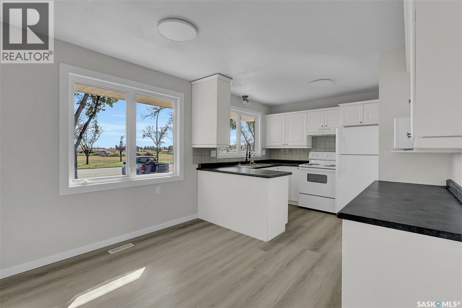 3356 Grant Road, Regina, Saskatchewan  S4S 5H5 - Photo 3 - SK020195