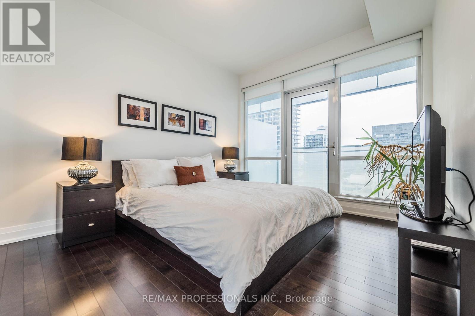 2606 - 80 John Street, Toronto, Ontario  M5V 3X4 - Photo 10 - C12448335