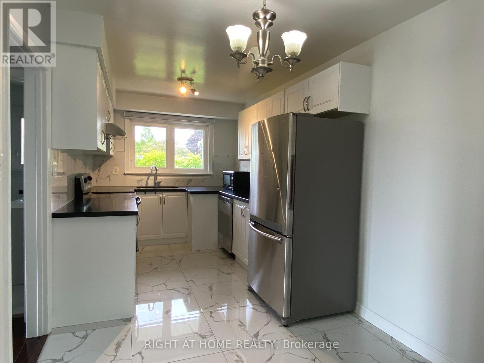 244 Weighton Drive, Oakville, Ontario  L6K 2R1 - Photo 10 - W12448317