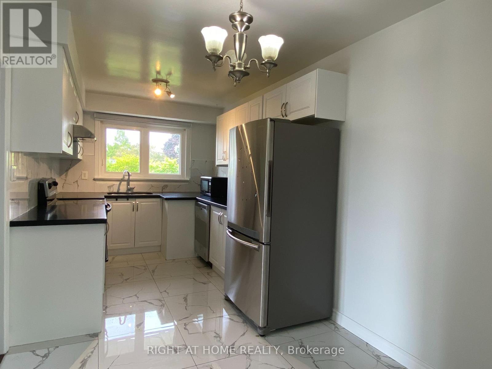 244 Weighton Drive, Oakville, Ontario  L6K 2R1 - Photo 11 - W12448317