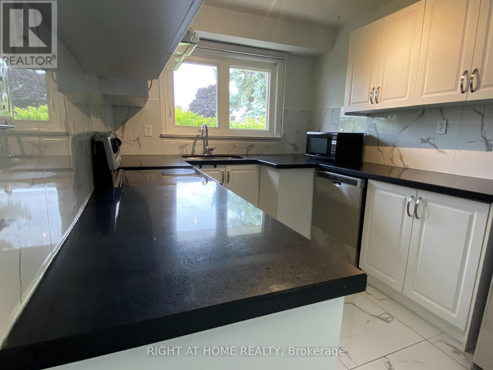 244 Weighton Drive, Oakville, Ontario  L6K 2R1 - Photo 8 - W12448317