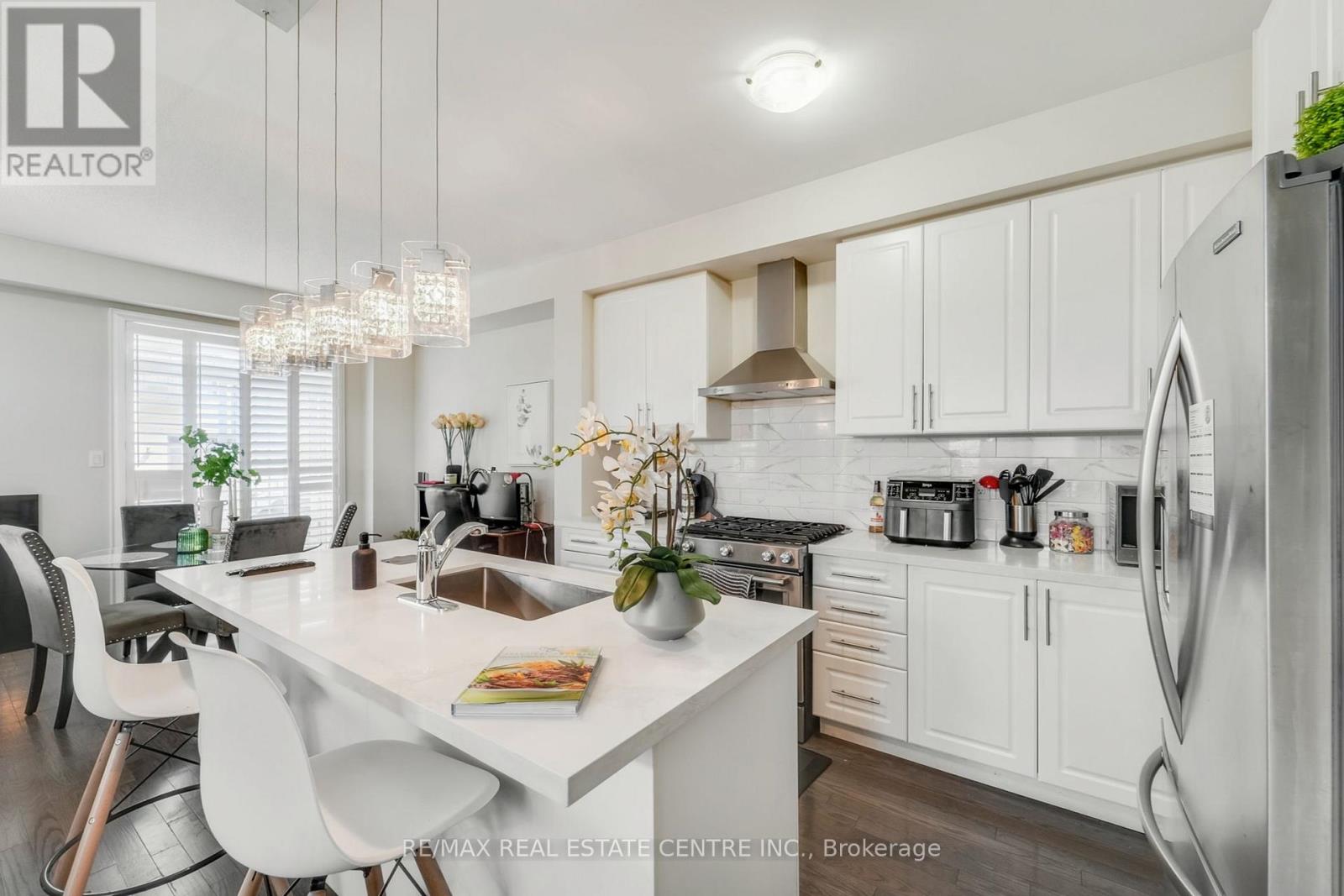 42 Andretti Crescent, Brampton (Credit Valley), Ontario  L6X 5G6 - Photo 9 - W12448330