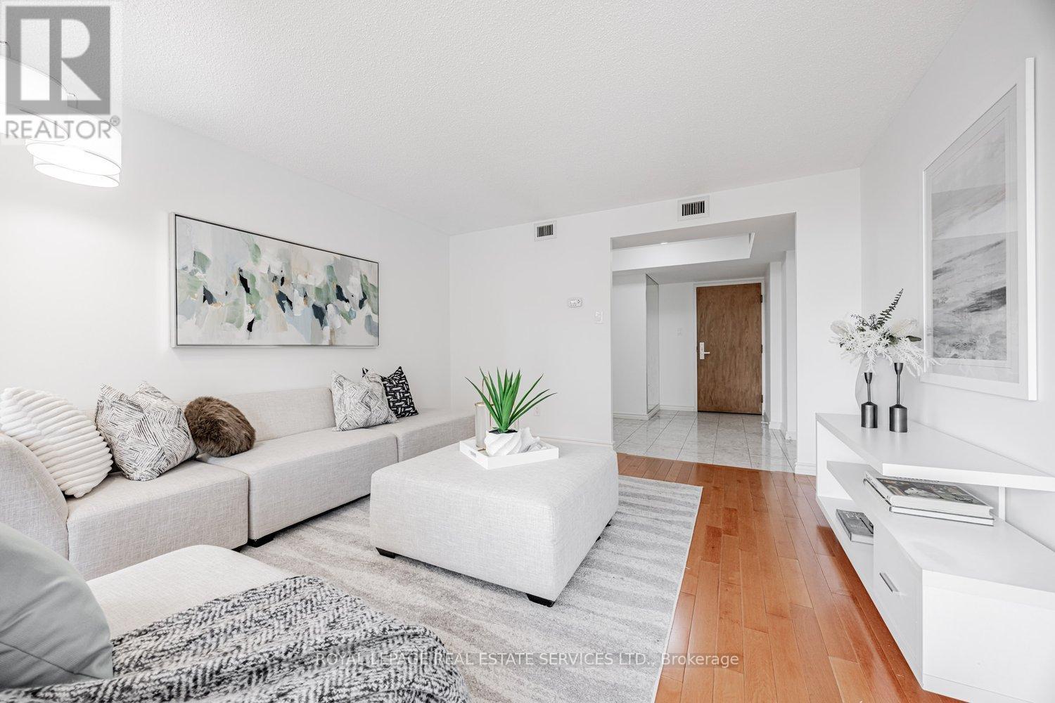 501 - 900 YONGE STREET, Toronto, Ontario