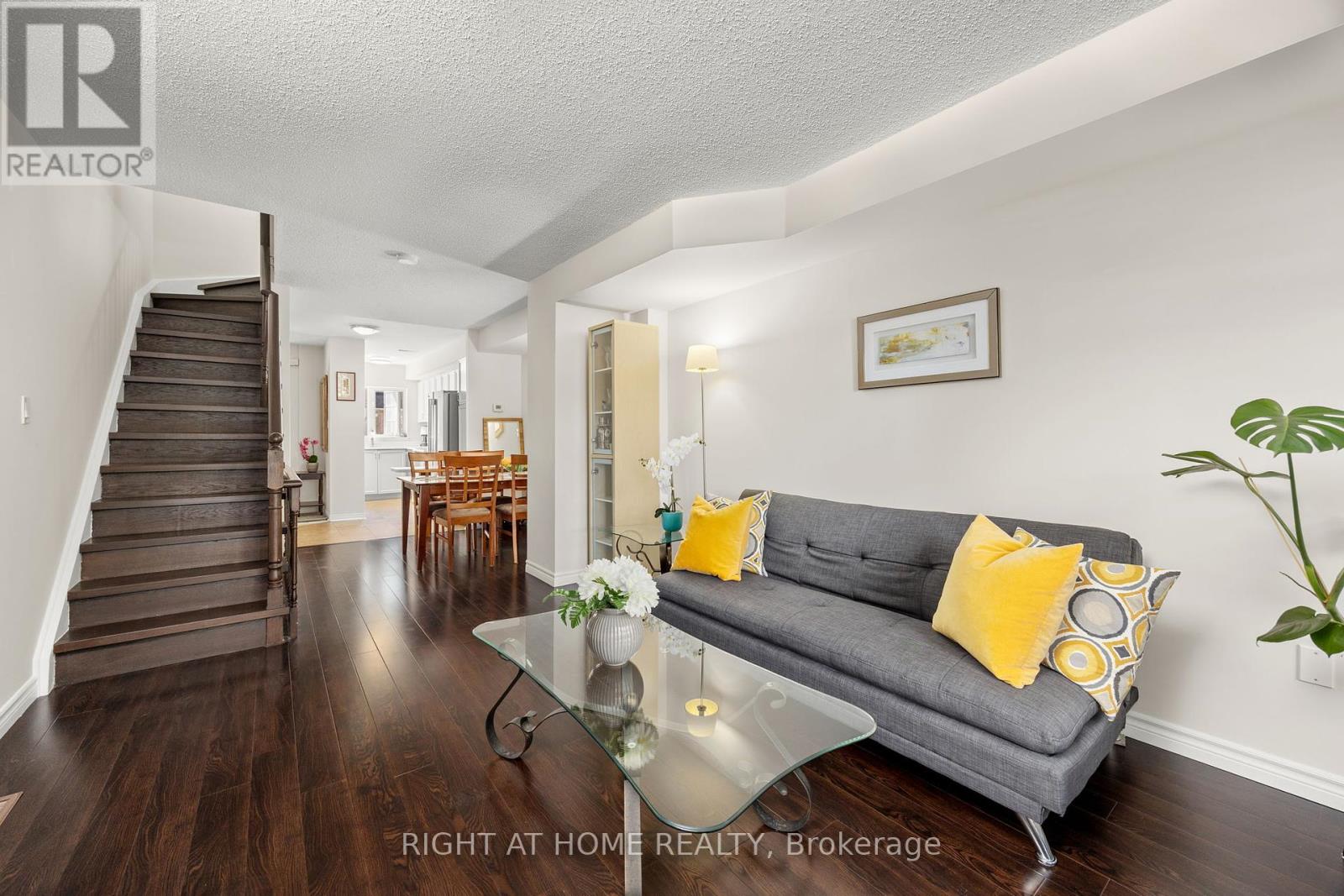 8 - 75 Strathaven Drive, Mississauga (Hurontario), Ontario  L5R 3W1 - Photo 4 - W12448341