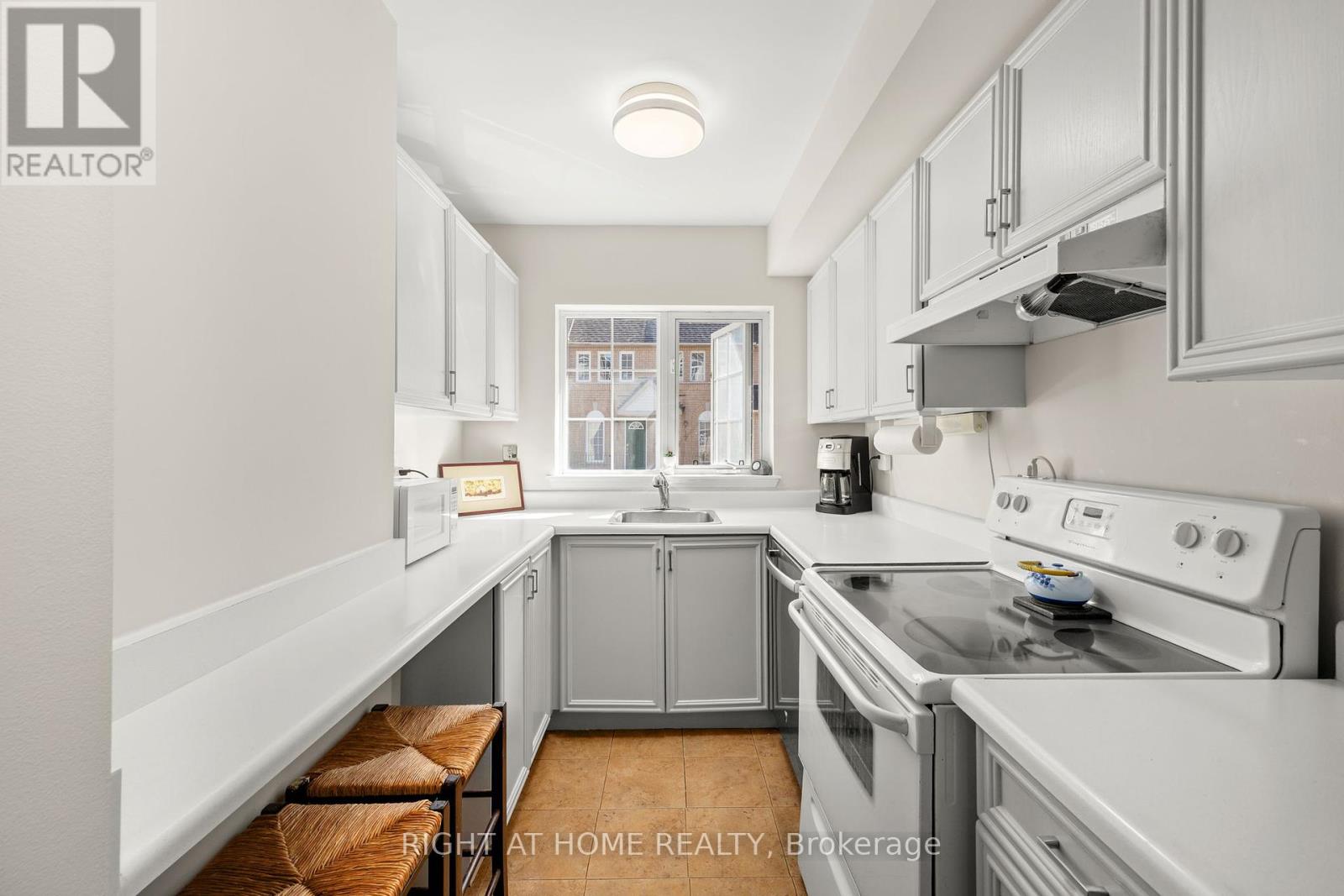8 - 75 Strathaven Drive, Mississauga (Hurontario), Ontario  L5R 3W1 - Photo 5 - W12448341