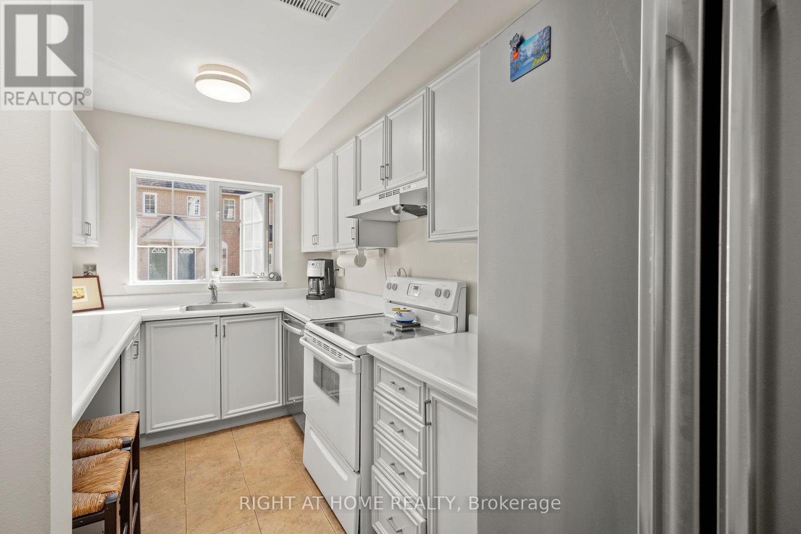8 - 75 Strathaven Drive, Mississauga (Hurontario), Ontario  L5R 3W1 - Photo 6 - W12448341
