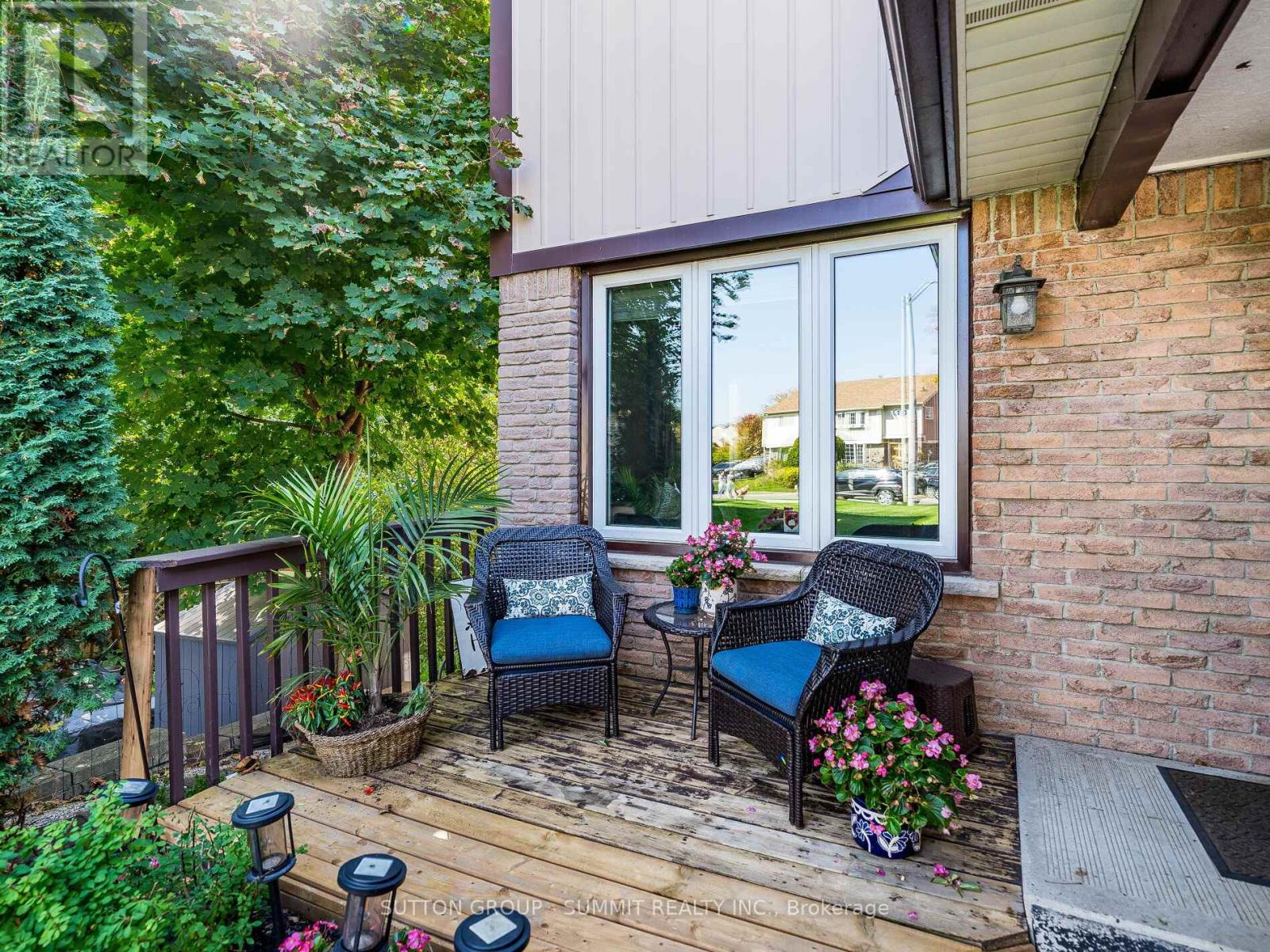 12 Pontiac Court, Brampton (Heart Lake West), Ontario  L6Z 1C1 - Photo 4 - W12448342