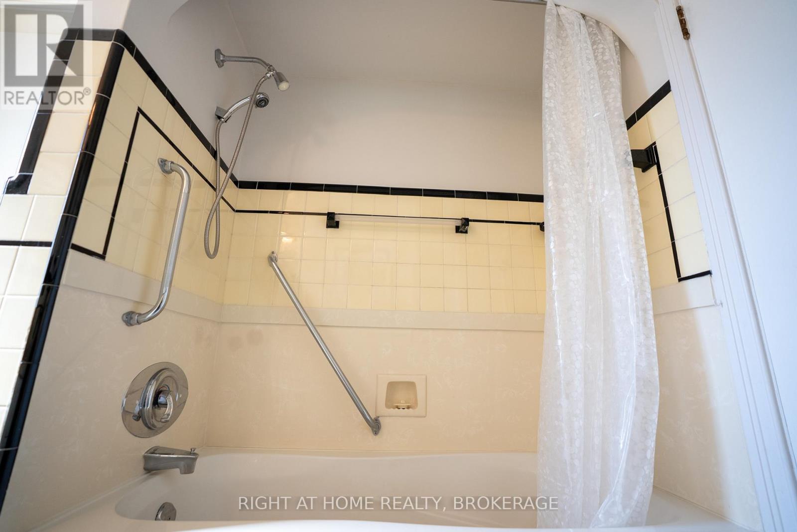 57 Edgar Street, Welland, Ontario  L3C 1S6 - Photo 35 - X12448383