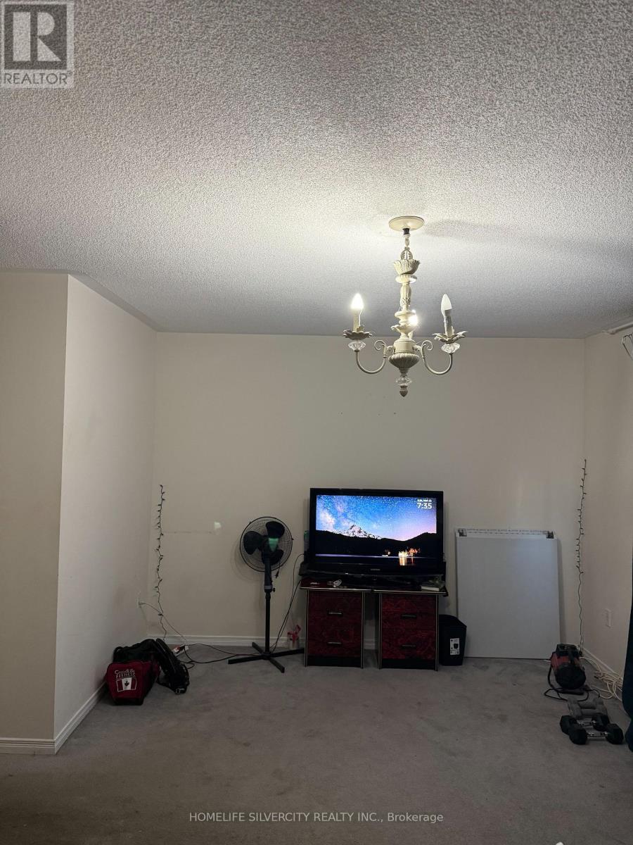 103 Bunchberry Way, Brampton, Ontario  L6R 2E7 - Photo 10 - W12448386