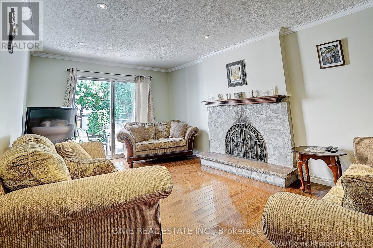 16 Massey Street, Brampton, Ontario  L6S 2W1 - Photo 12 - W12448389