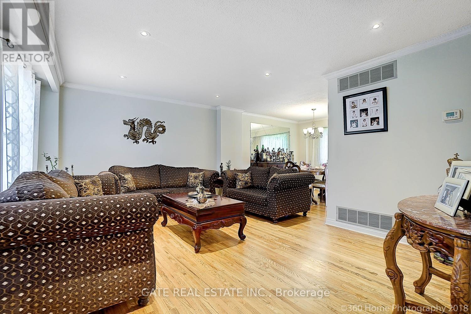 16 Massey Street, Brampton, Ontario  L6S 2W1 - Photo 9 - W12448389