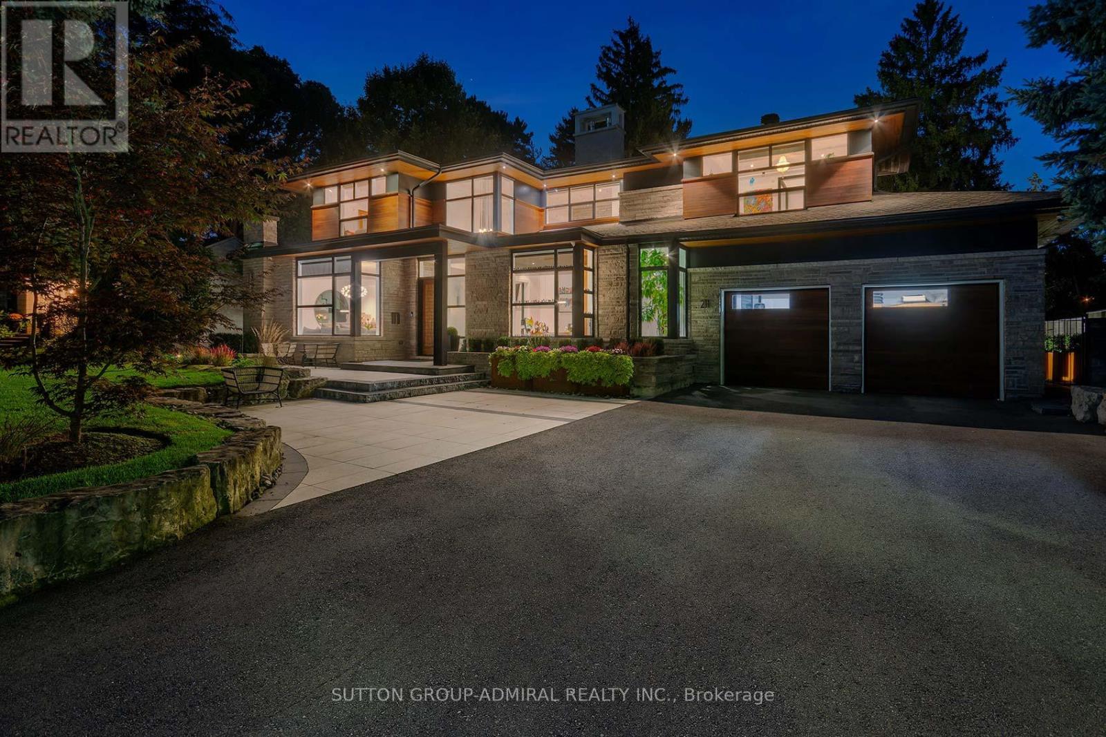 211 Glenview Drive, Mississauga, Ontario  L5G 2N7 - Photo 4 - W12447647
