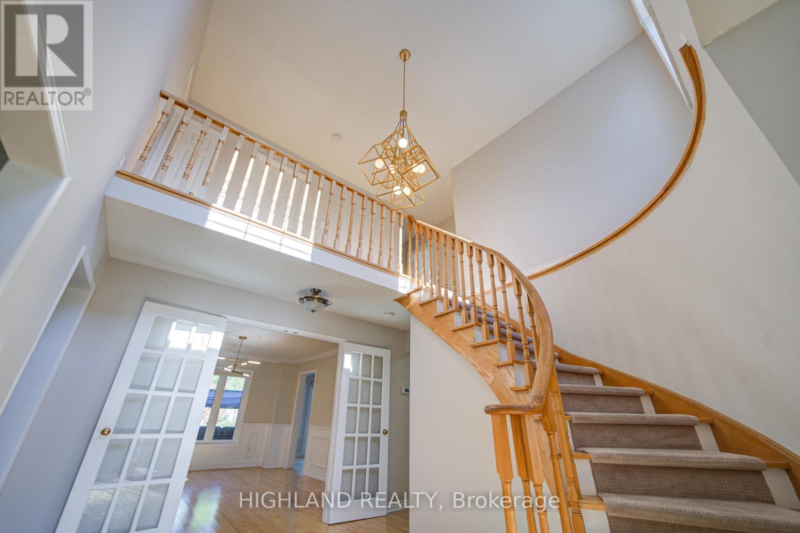 1246 Heathfield Crescent, Oakville, Ontario  L6M 1T1 - Photo 5 - W12349070
