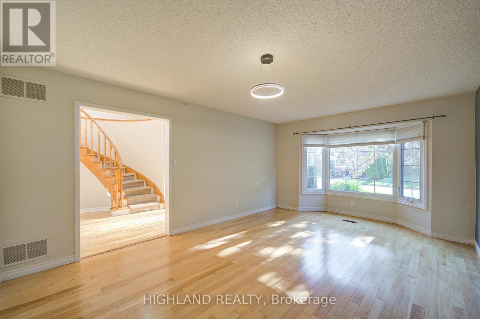 1246 Heathfield Crescent, Oakville, Ontario  L6M 1T1 - Photo 7 - W12349070